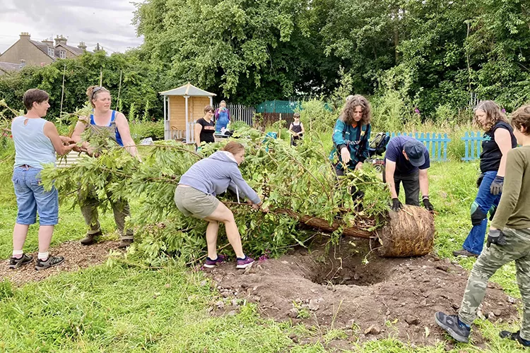 7 Newtongrange Community Garden - The community pulls together
