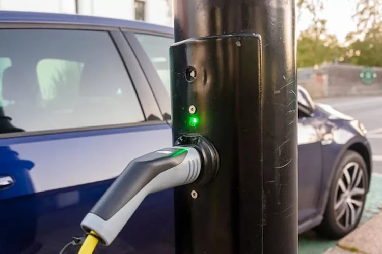Electric-car-charging-point-from-a-street-light