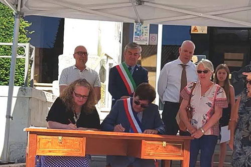 Jarnac-Twinned-with-Dalkeith-signing-charter