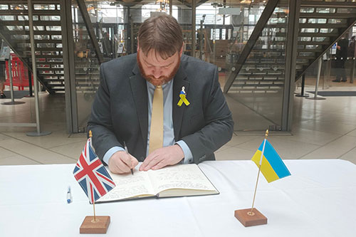 Owen-Thompson-Midlothian-MP-signs-Ukrainian-Book-of-Solidarity