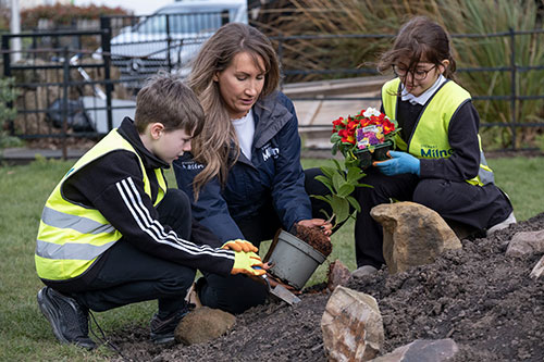 Struan-(9),-Laura-Tough-of-Stewart-Milne-Homes-and-Mariam-(9)-helping-to-create-the-new-community-garden