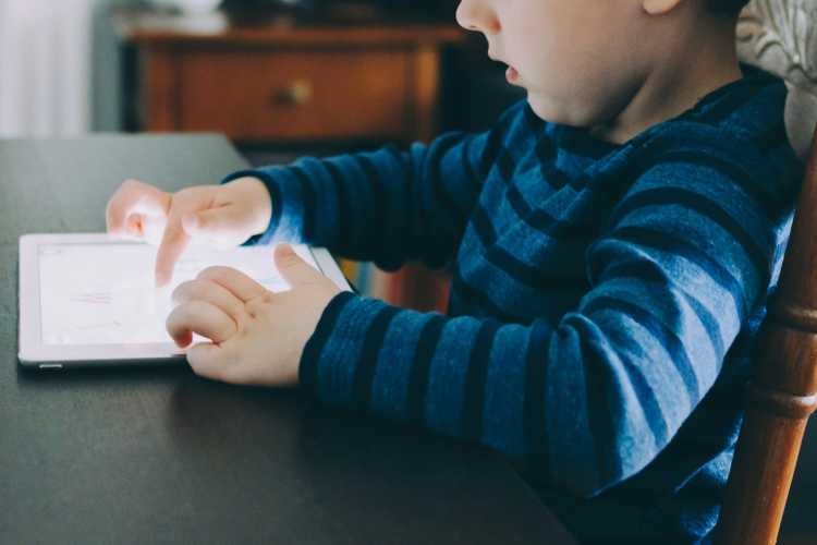Child on ipad kelly-sikkema-tQPgM1k6EbQ-unsplash